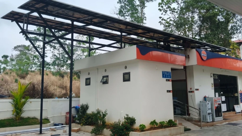 15 kWp fuel station canopy solar array powered by 20 kW Microtek 3-Phase inverter and 600W TOPCon panels at IOC Petrol Pump Kuriyode Nilamel